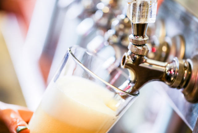 生ビールが注がれているところ