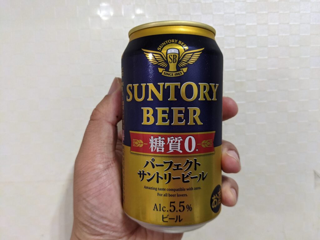 缶のパーフェクトサントリービールを手で持っている