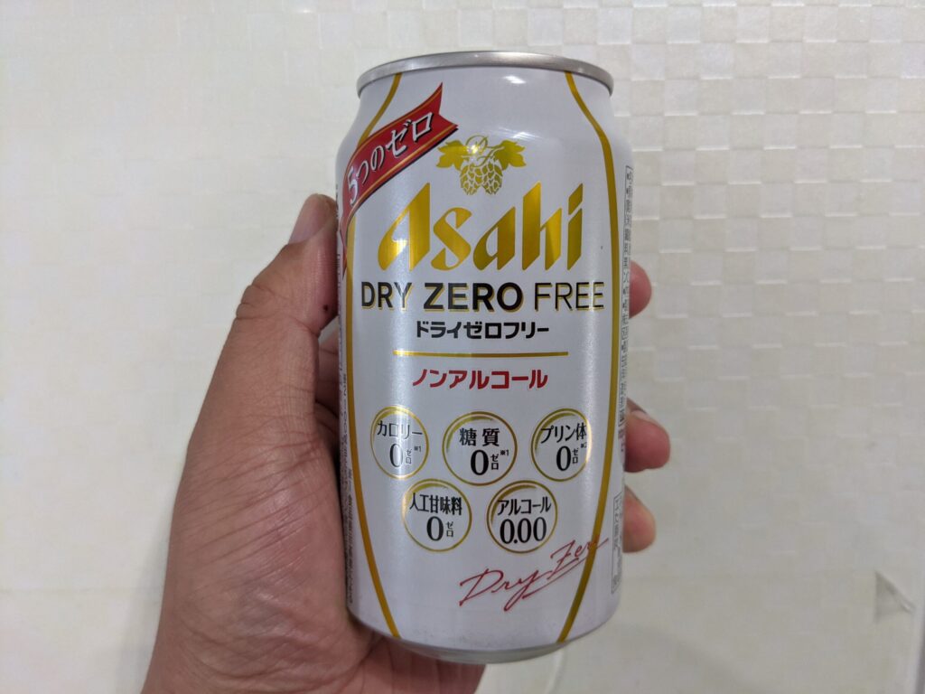 アサヒドライゼロフリーを手で持っている