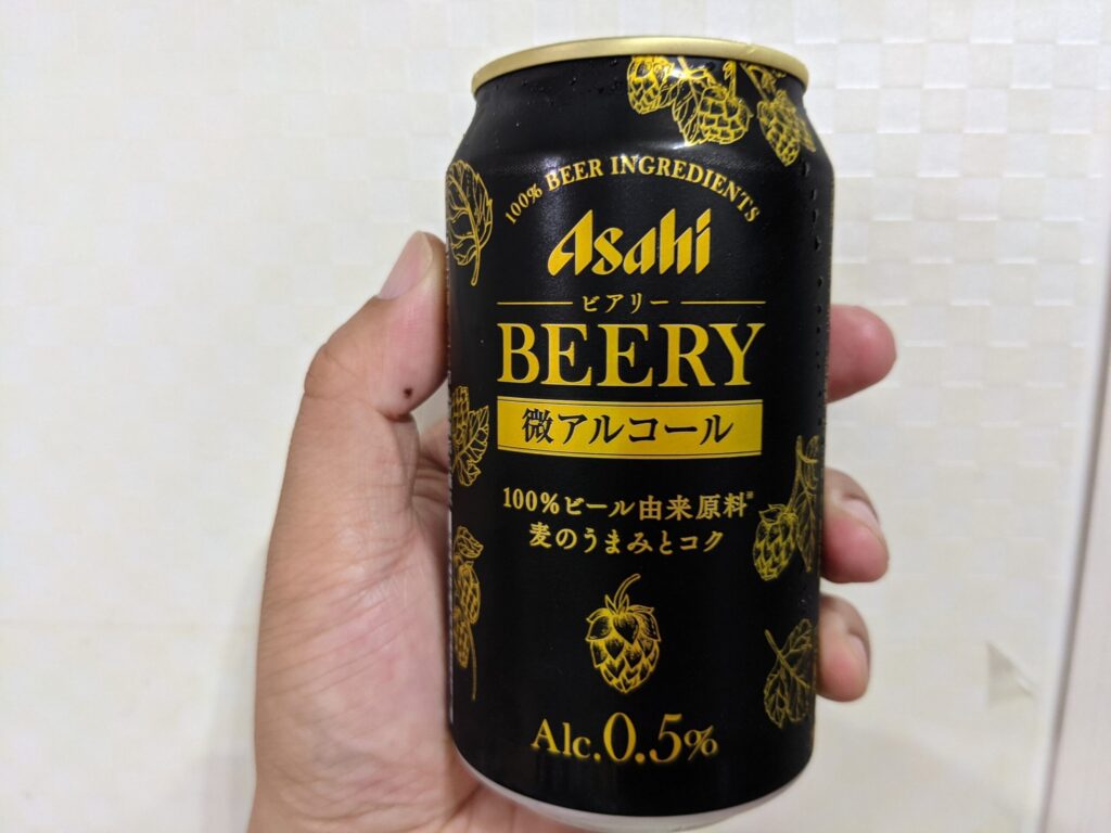 アサヒビアリーを手で持っているところ