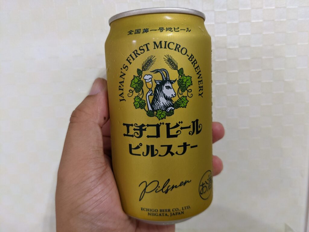 エチゴビールピルスナーを手で持っている