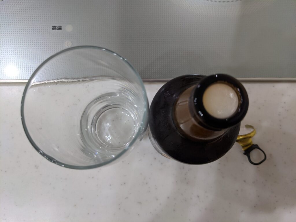 瓶のエビスマイスターのフタを開けたところ