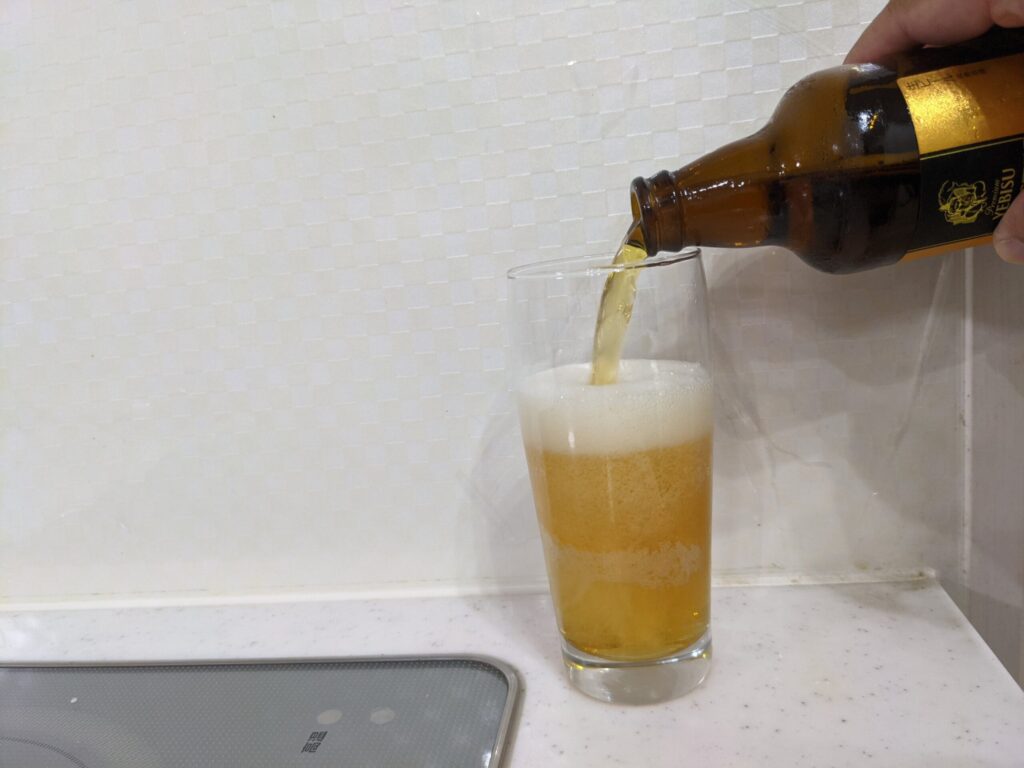 グラス6割程に瓶のエビスマイスターを注ぐ