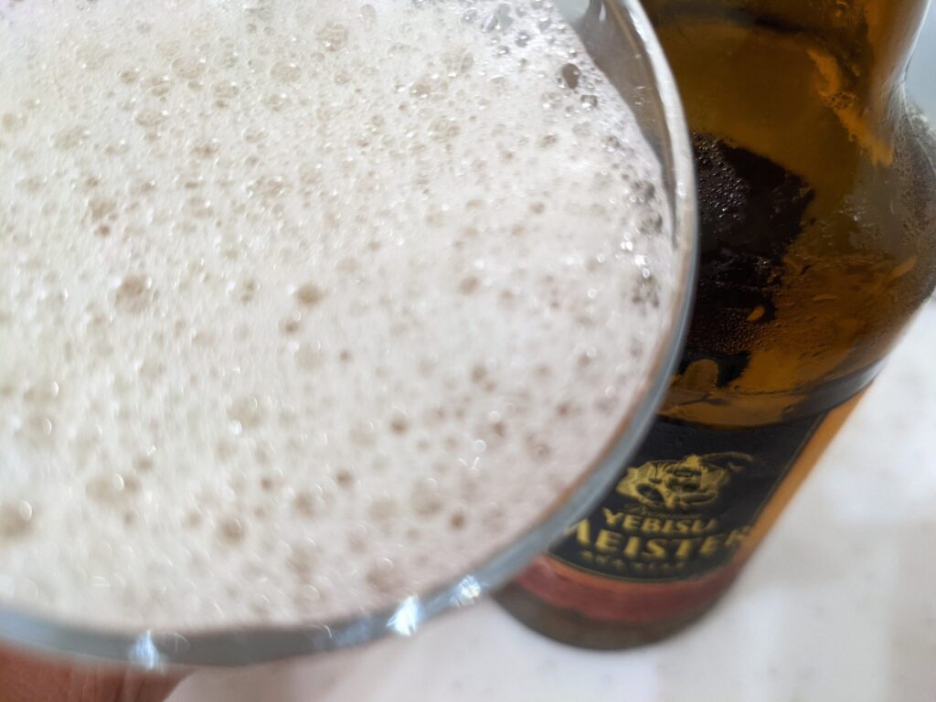 エビスマイスターを飲むところ