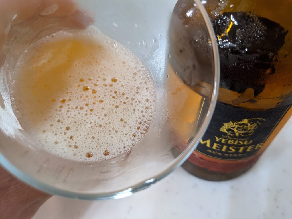 味を確かめるようにエビスマイスターを飲んでいるところ
