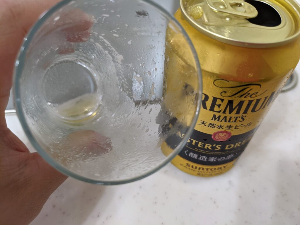 グラスに入った「プレモル マスターズドリーム醸造家の夢」を飲み終わった