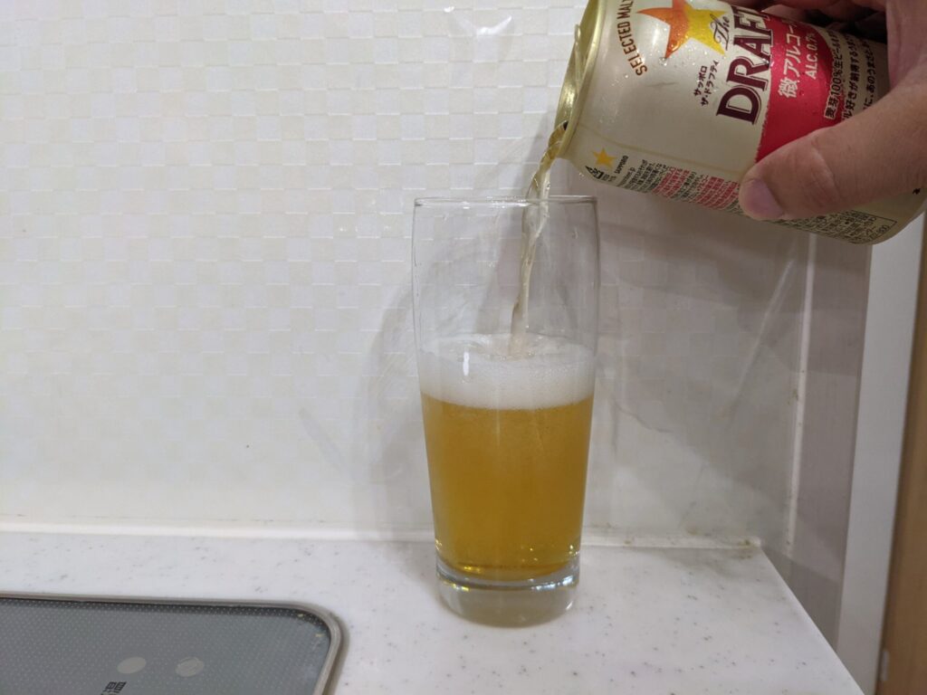 サッポロザ・ドラフティを注いで液が見える