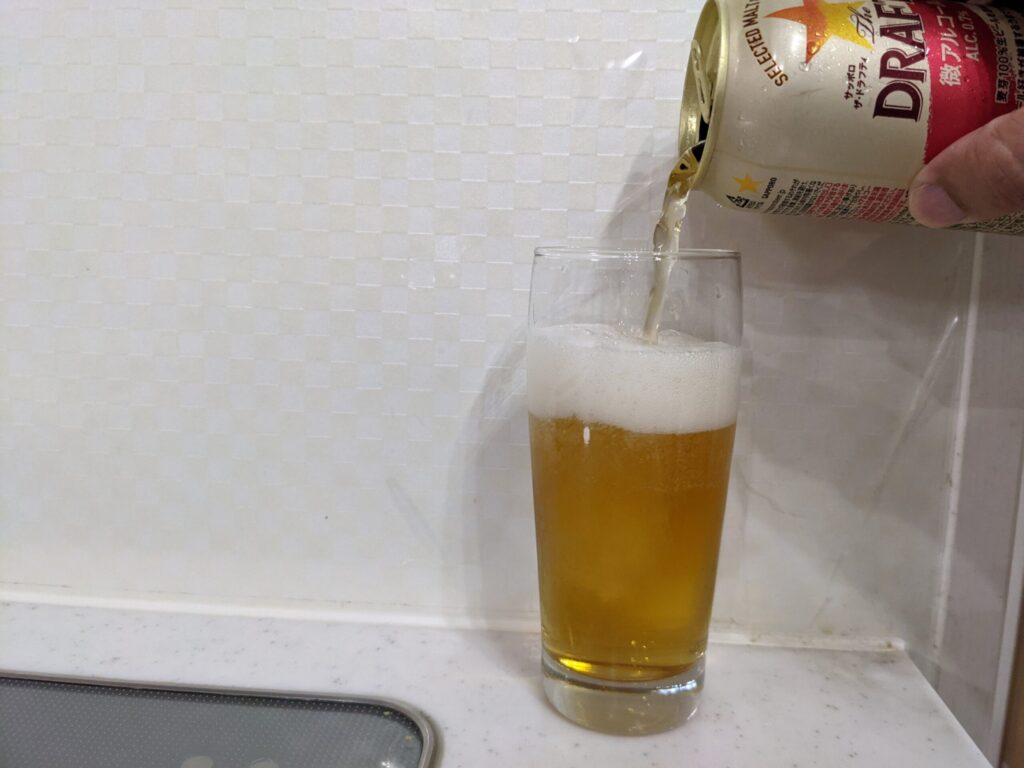 サッポロザ・ドラフティをたくさん注いでいる