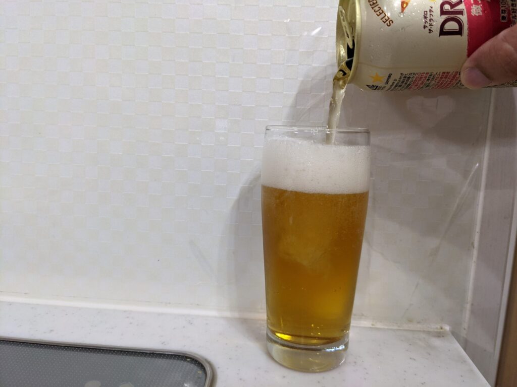 サッポロザ・ドラフティをギリギリまで注いでいる