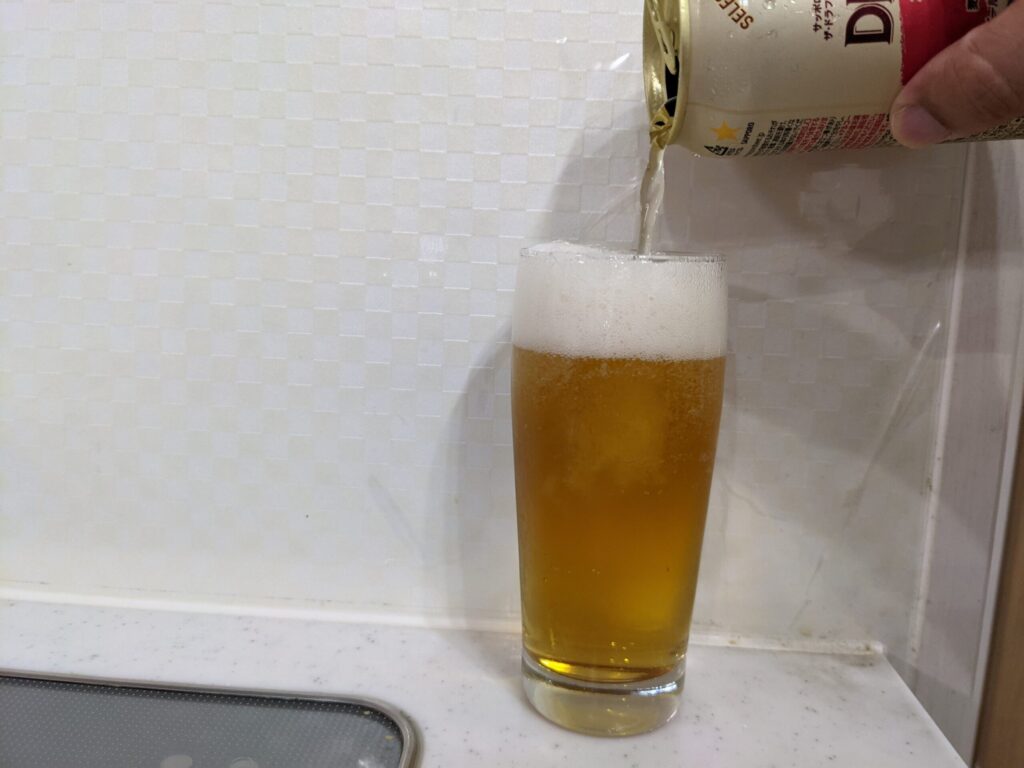 サッポロザ・ドラフティを満タン近くまで注いでいる