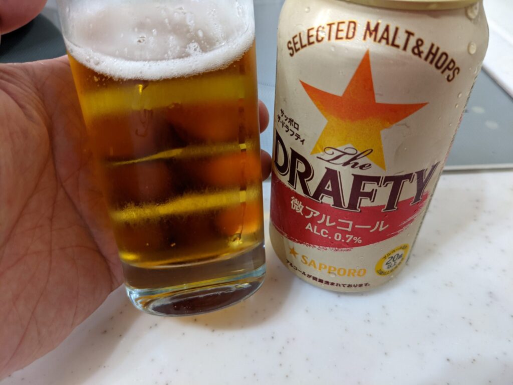 サッポロザ・ドラフティを飲んで感想を言っているところ