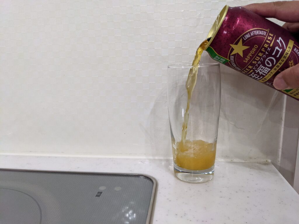 サッポロ至福のコクをグラスに注いでいるところ