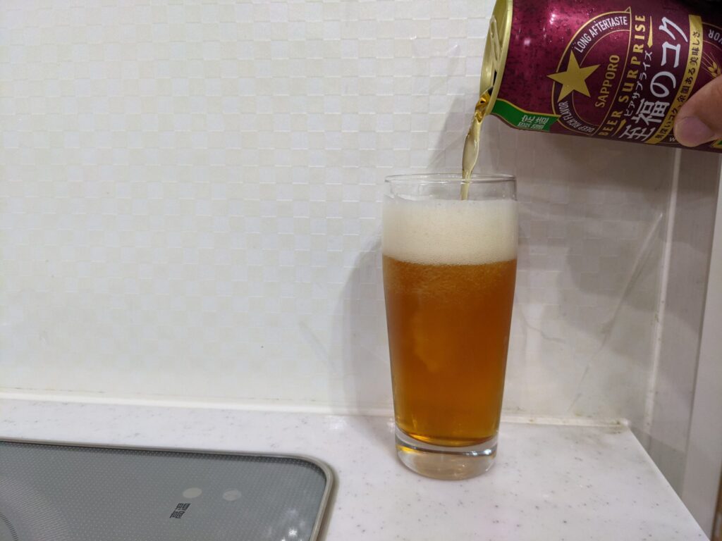 サッポロ至福のコクをグラス9割程度まで注いでいるところ
