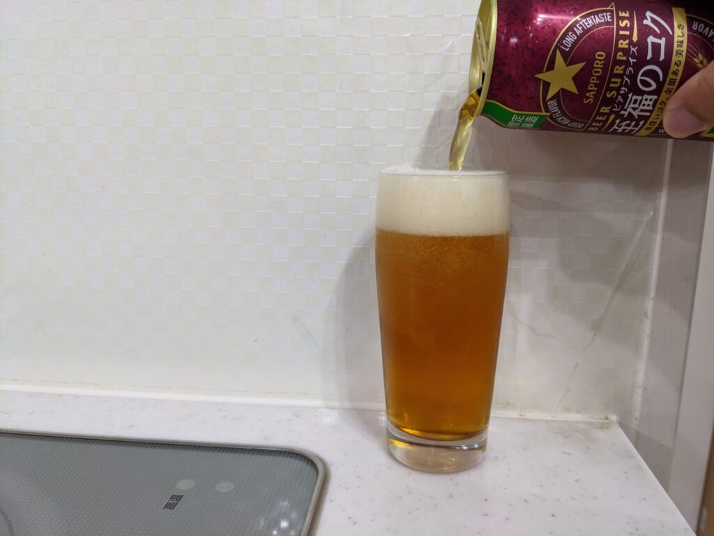 サッポロ至福のコクをほぼギリギリまで注いでいるところ