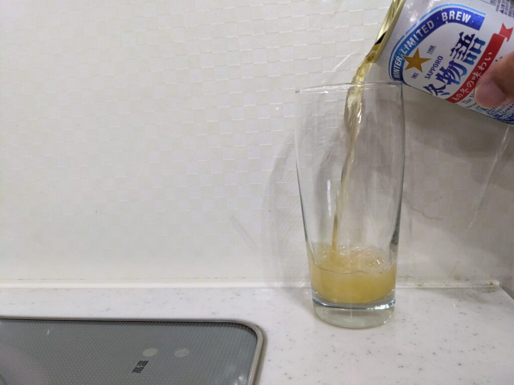 サッポロ冬物語をグラスに注いでいるところ