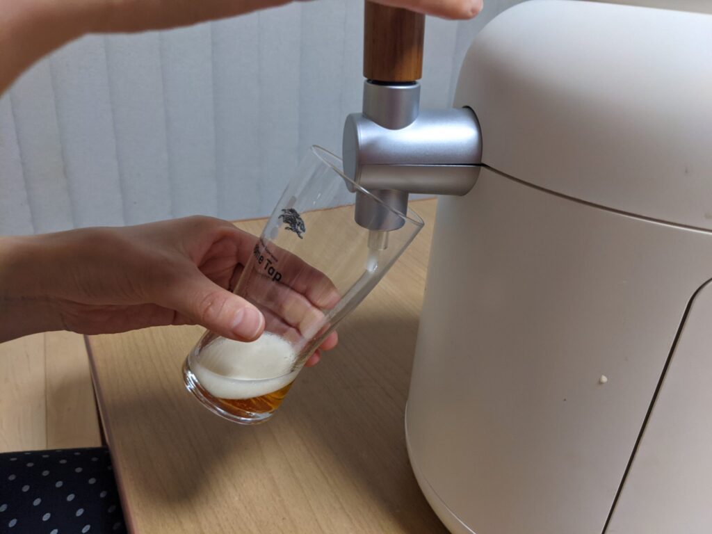 ホームタップで豊潤496を注いでいる