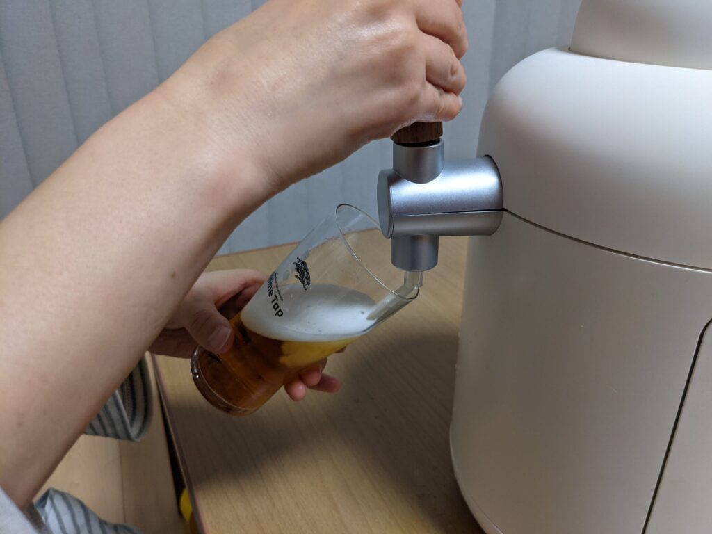 キリンホームタップで一番搾りプレミアムを半分程注いでいる