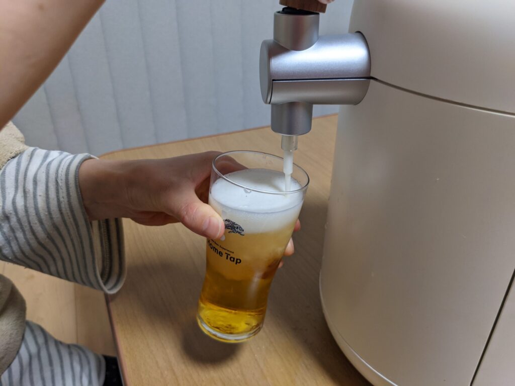 キリンホームタップで一番搾りプレミアムの泡付けをしている