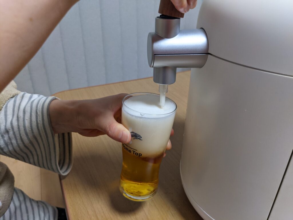 キリンホームタップで一番搾りプレミアムを注いでいる