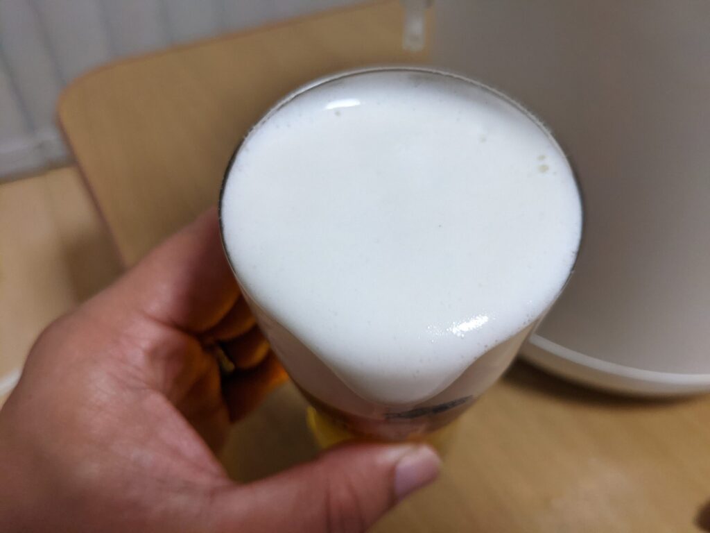 一番搾りプレミアムの泡が垂れている