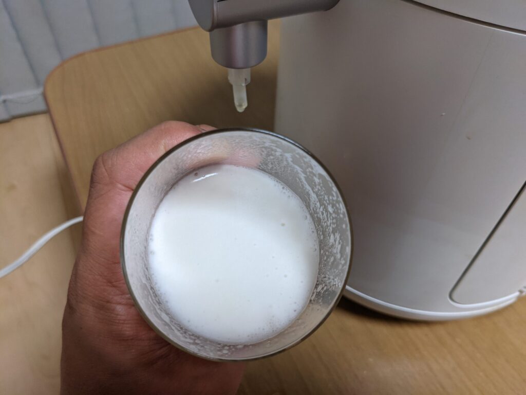 一番搾りプレミアムの入った泡を眺めている