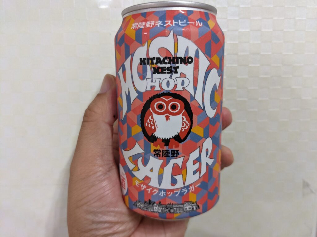常陸野ネストモザイクホップラガーを手で持っている