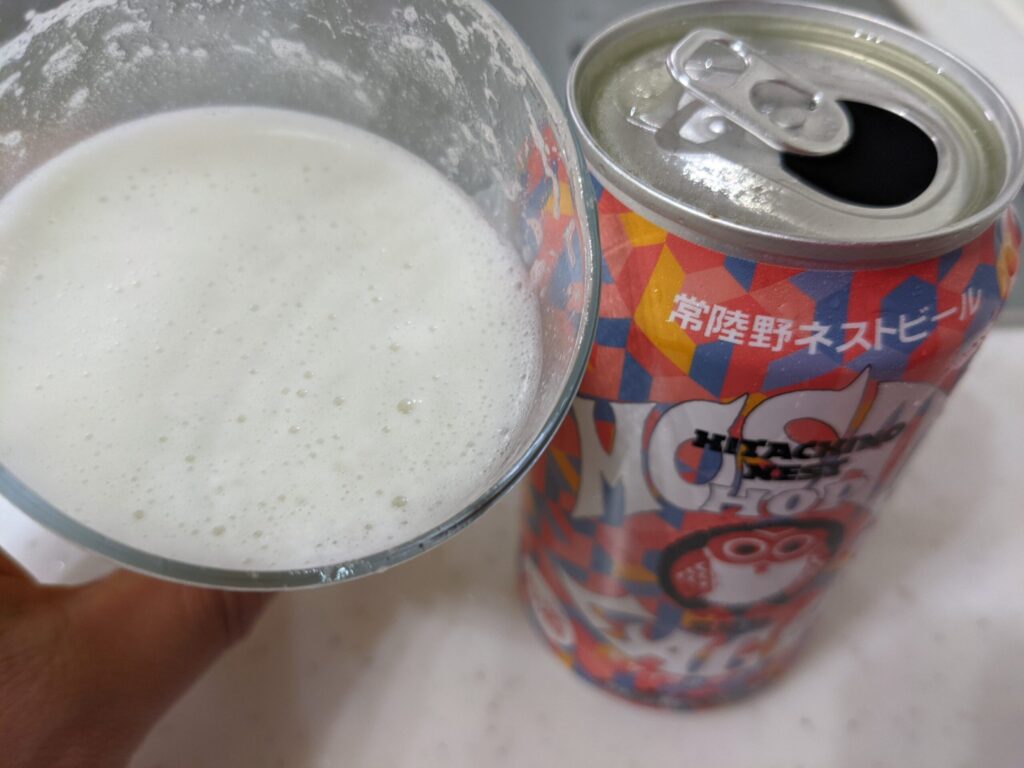 常陸野ネストモザイクホップラガーを一口飲んだところ