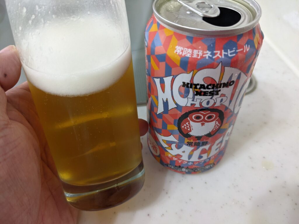 常陸野ネストモザイクホップラガーが入ったグラスを傾けている