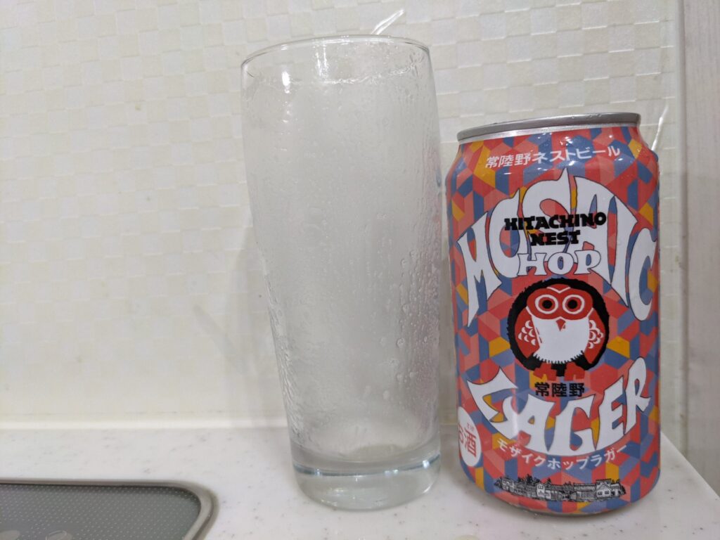 飲み終わったグラスと缶の常陸野ネストモザイクホップラガー