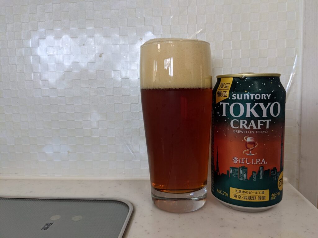 グラスいっぱいに入った東京クラフト香ばしIPA