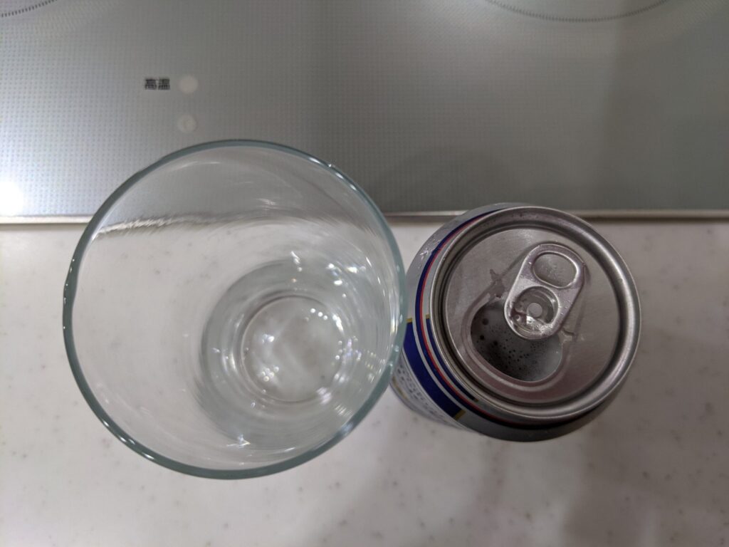 エッティンガー・ピルスの缶のフタを開けたところ