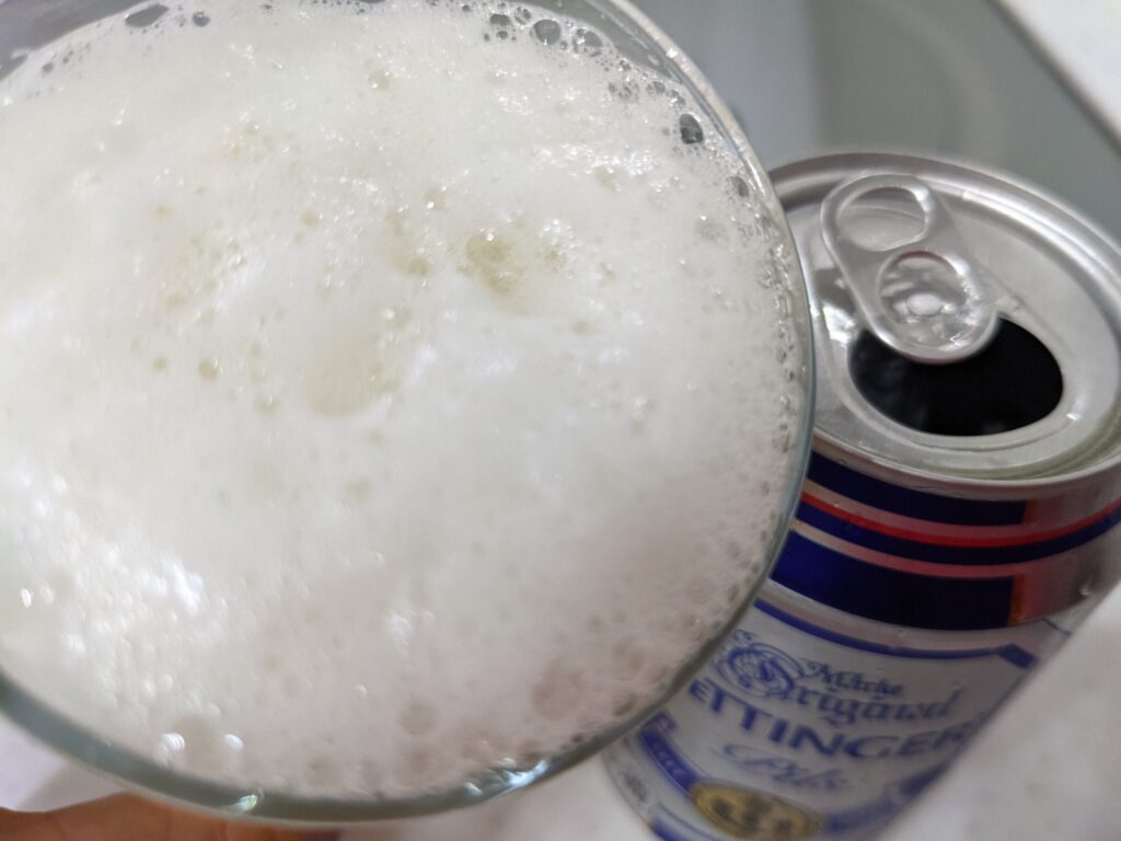 エッティンガー・ピルスを飲むところ