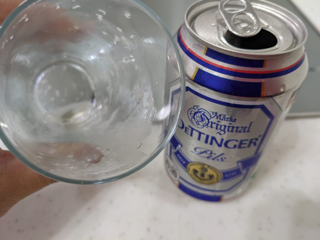 グラスに入ったエッティンガー・ピルスを飲みほした