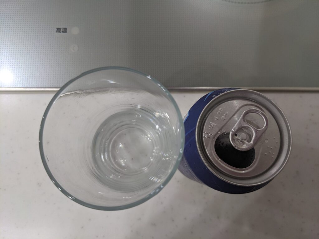 缶のcass（カス）フレッシュビールを開けたところ