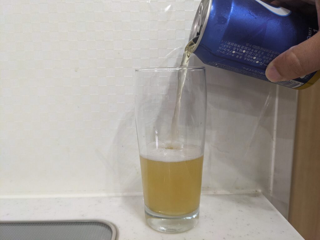 グラス3割程度cass（カス）フレッシュビールを注いでいる