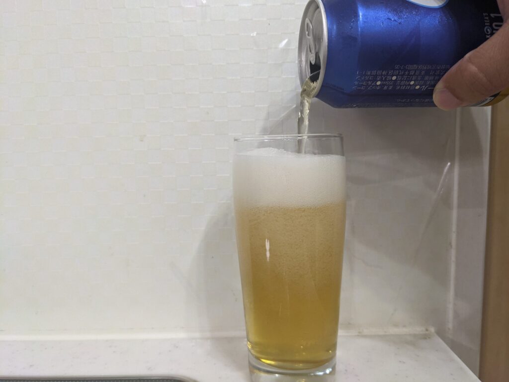 グラスにほぼ満タンのcass（カス）フレッシュビールを注いでいる