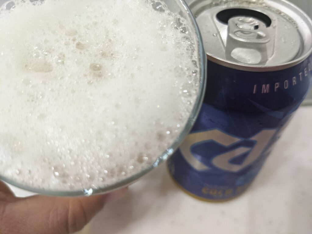cass（カス）フレッシュビールを飲むところ