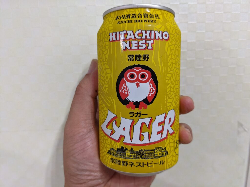 常陸野ネストビールラガーを手で持っている