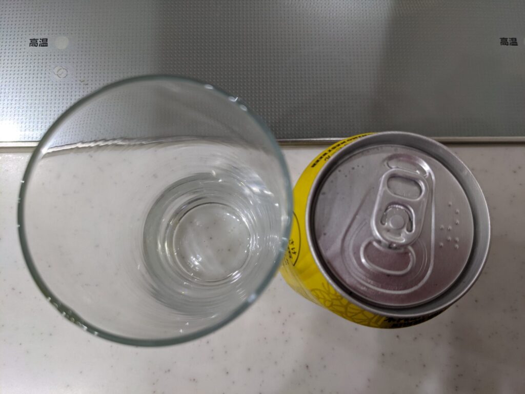 上から見たグラスと常陸野ネストビールラガー缶