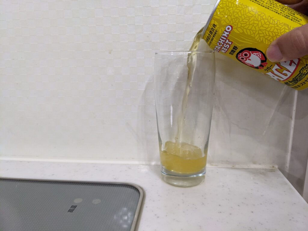 グラスに常陸野ネストビールラガーを注ぐ