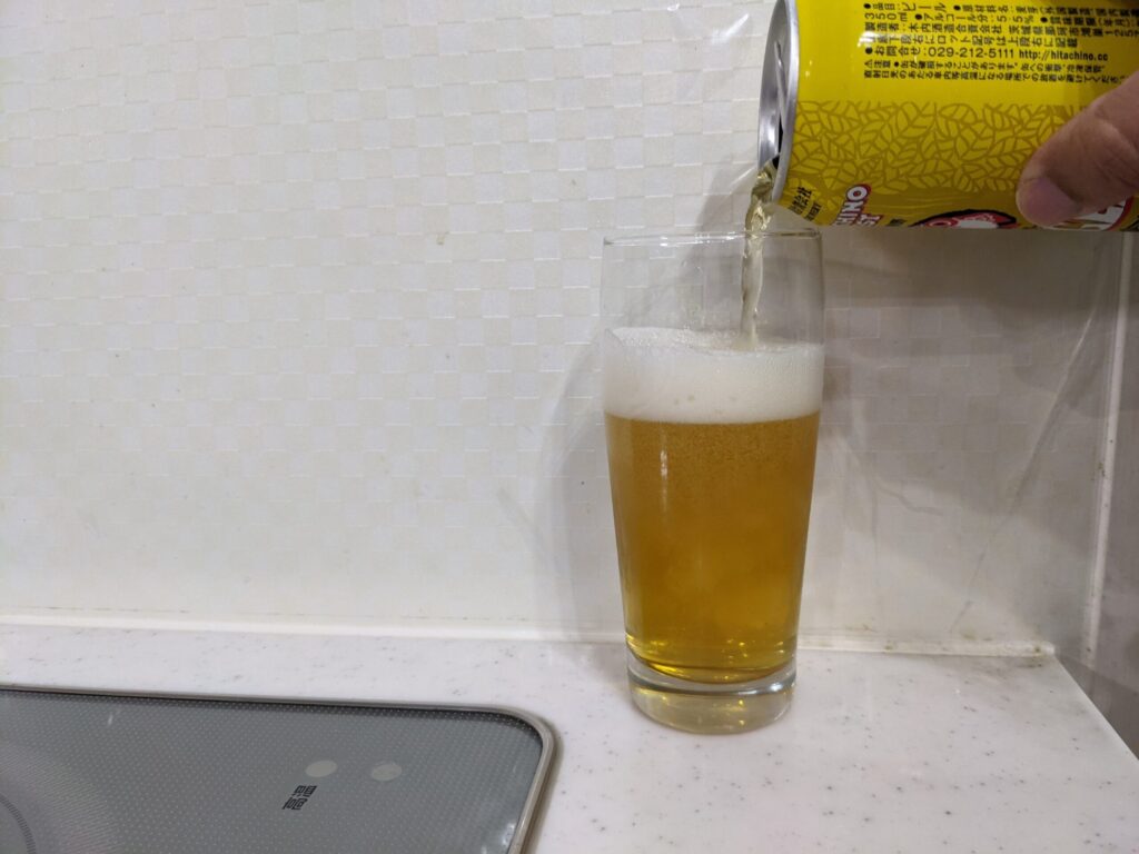 グラスに常陸野ネストビールラガーを7割程注ぐ