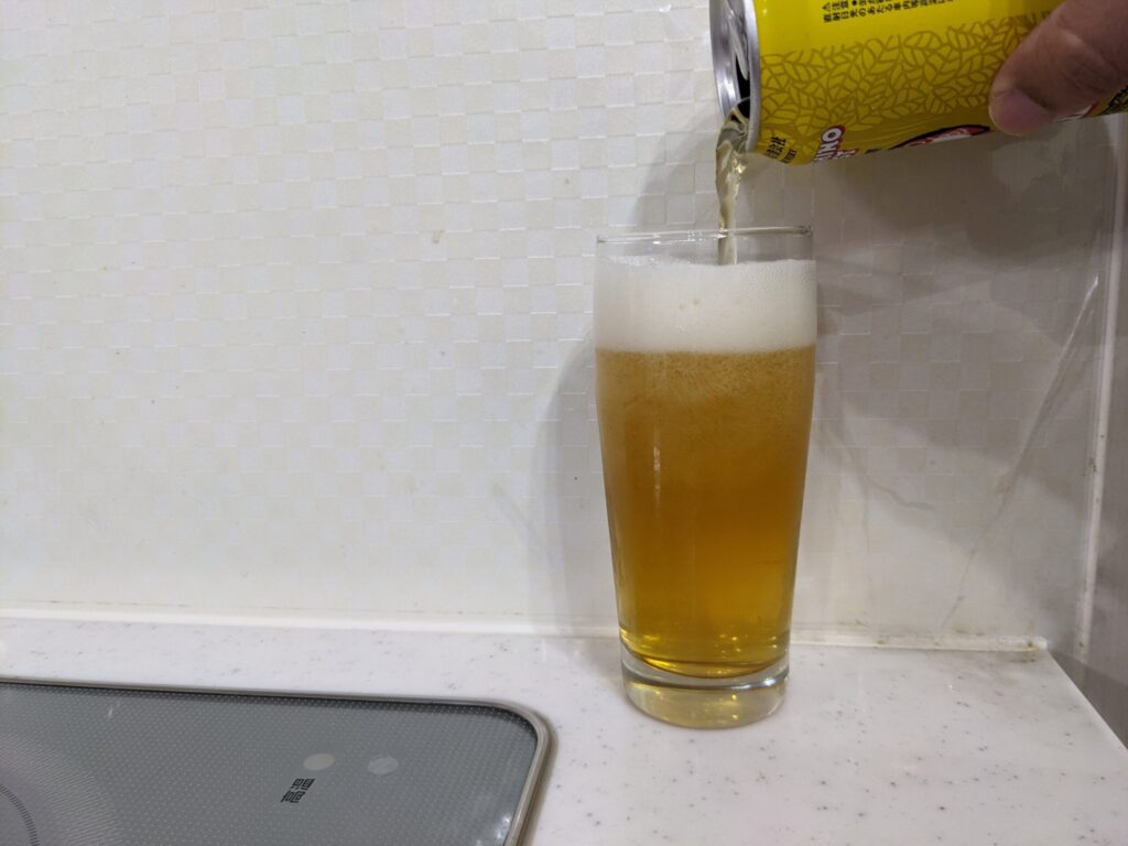 グラスに常陸野ネストビールラガーを9割程注ぐ