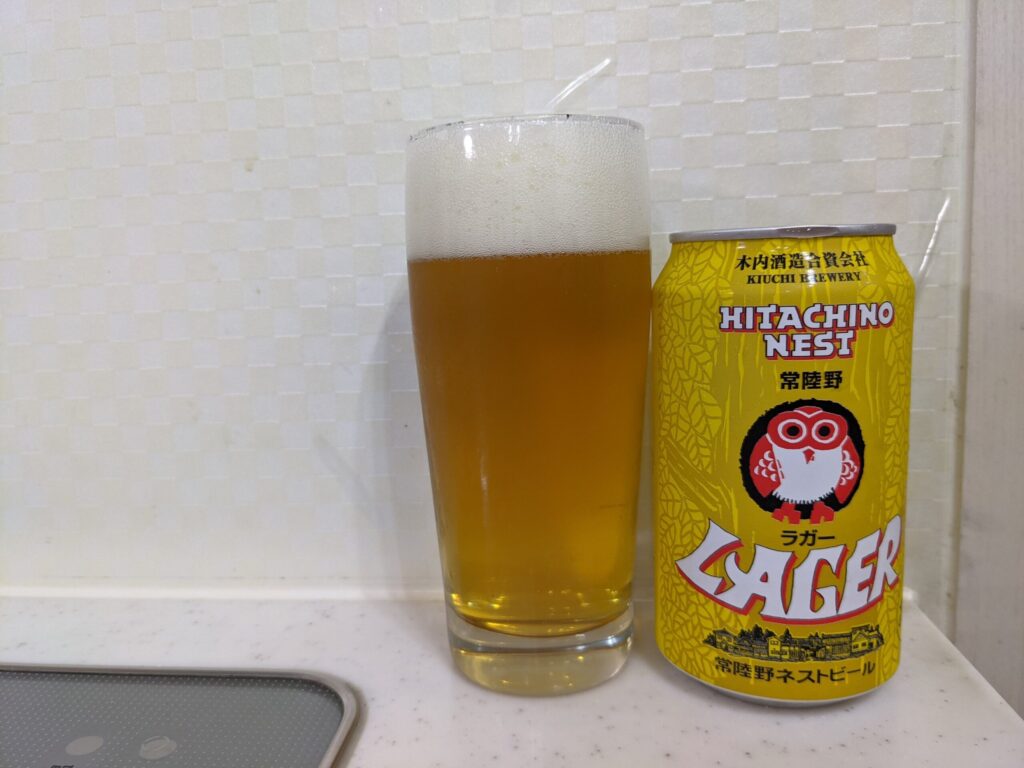 グラスに入った常陸野ネストビールラガーと空き缶