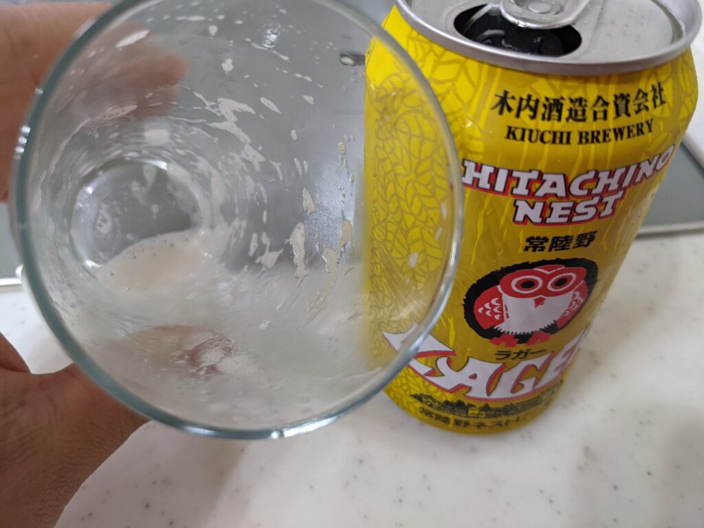 グラスに入った常陸野ネストビールラガーを飲み終えた