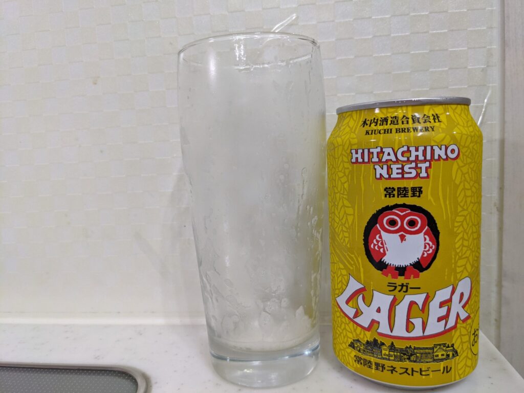 飲み終えたグラスと缶の常陸野ネストビールラガー
