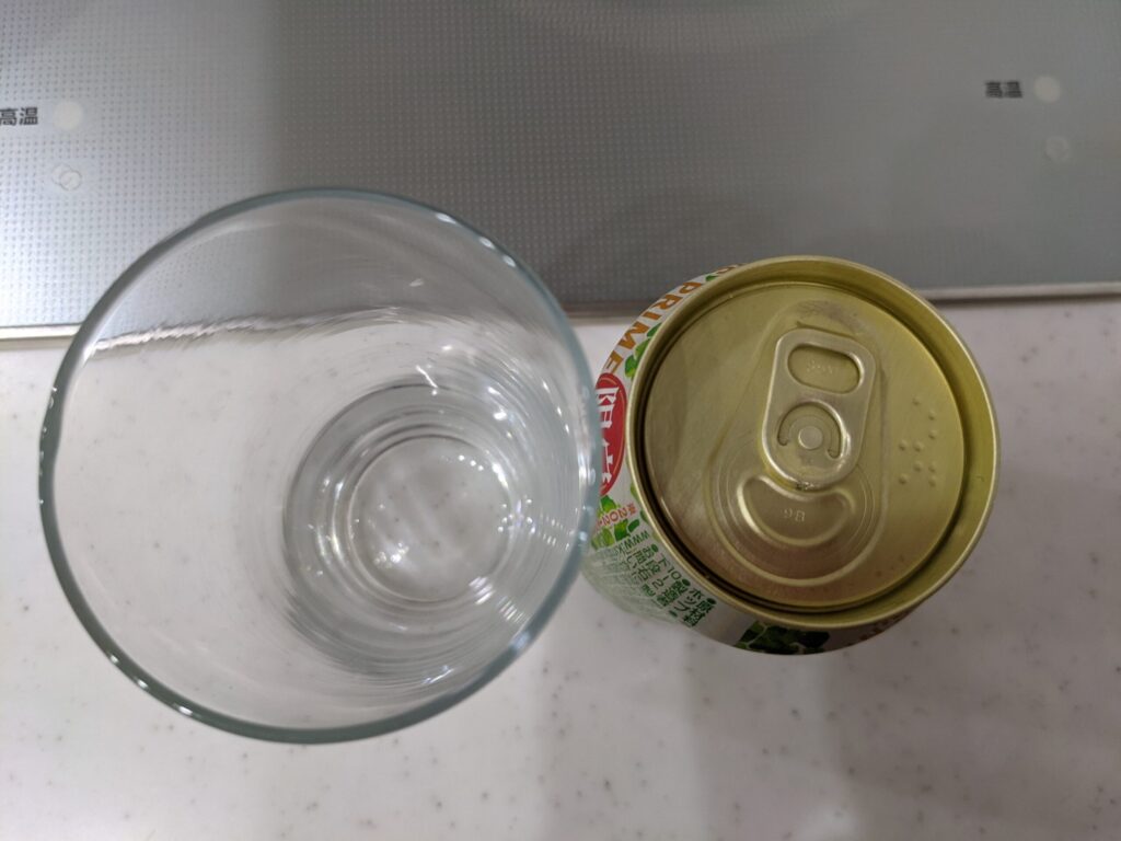 上から見た「一番搾りとれたてホップ」の缶とグラス