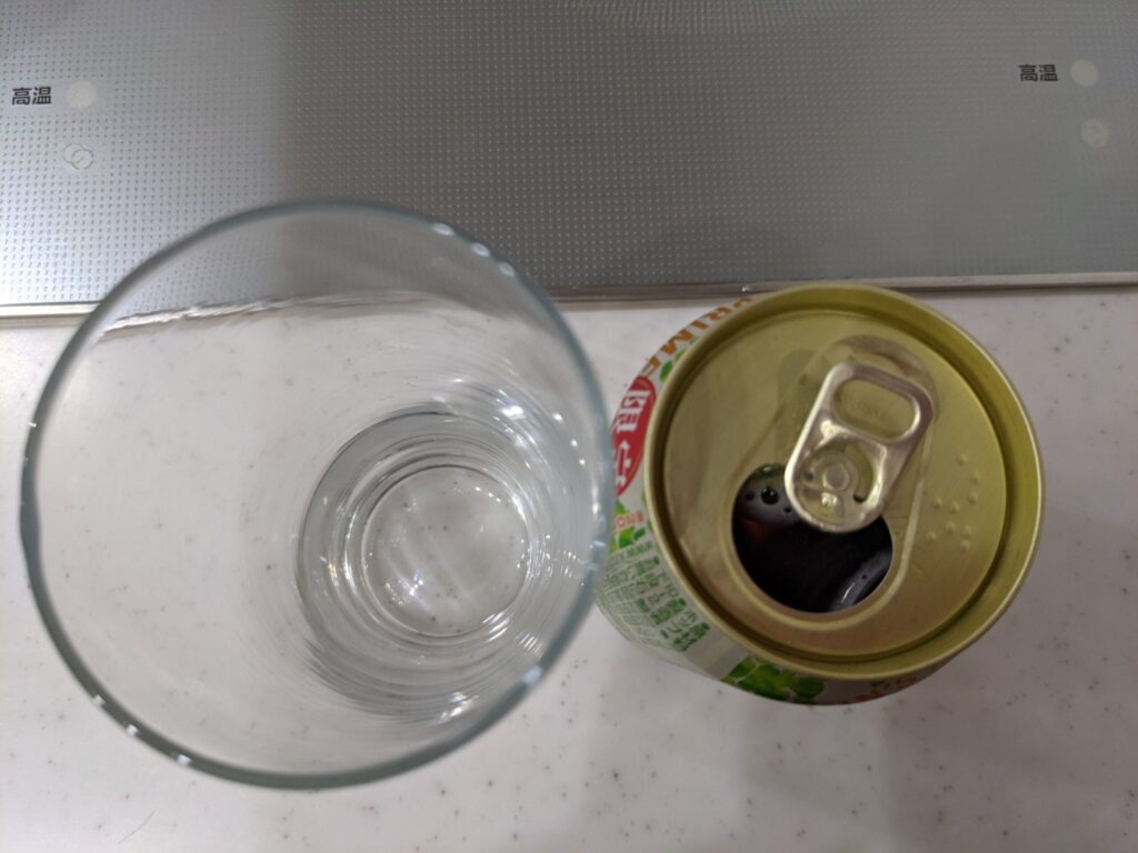 「一番搾りとれたてホップ」の缶のフタを開けた