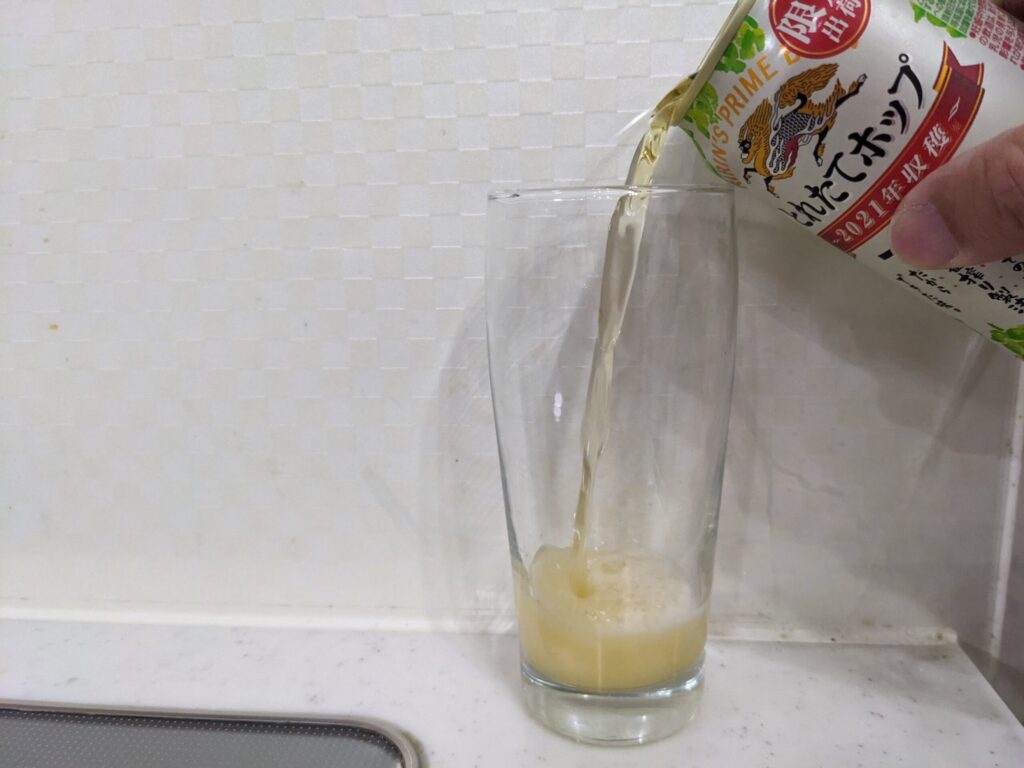 グラスに「一番搾りとれたてホップ」を注ぐ