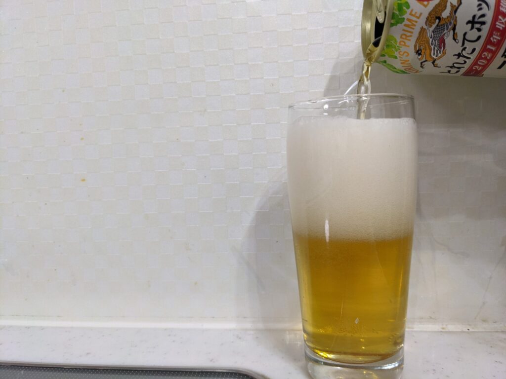 グラスに8割程「一番搾りとれたてホップ」を注ぐ