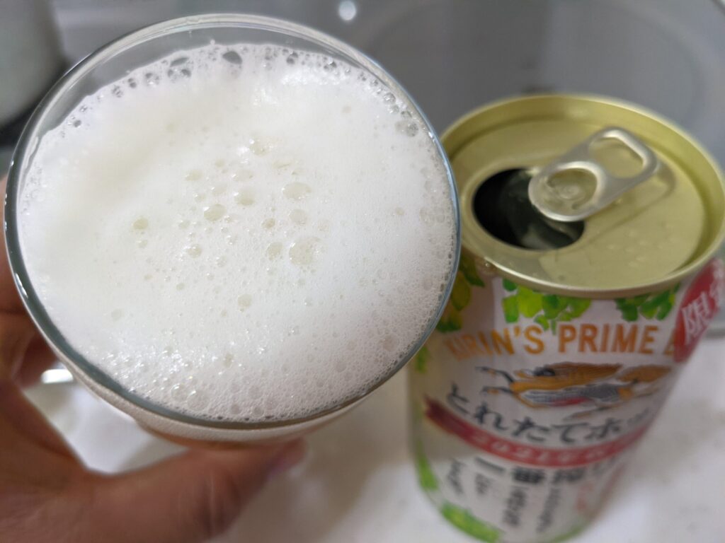 グラスに入った「一番搾りとれたてホップ」を飲むところ